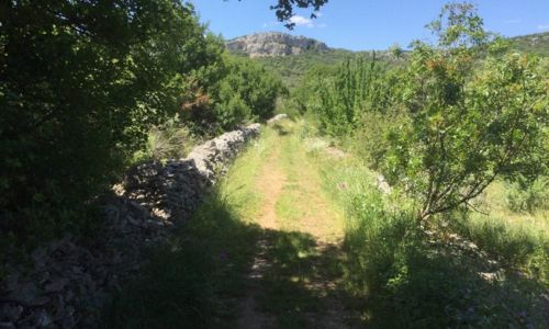 Lussan, village perch&eacute; de carat&egrave;re (Gravel)