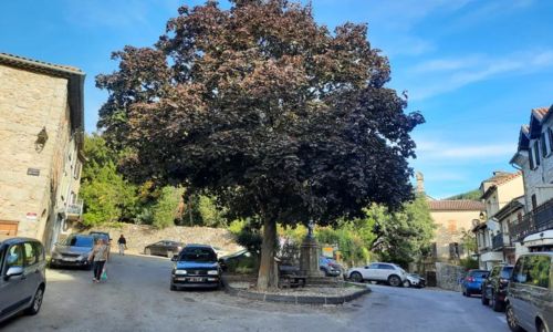 Place des Ayres &agrave; G&eacute;nolhac