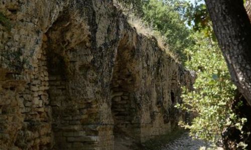 Les vestiges de l'aqueduc romain Vers-Pont-du-Gard