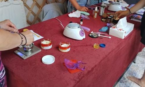 Atelier de cr&eacute;ation baume &agrave; l&egrave;vres au miel