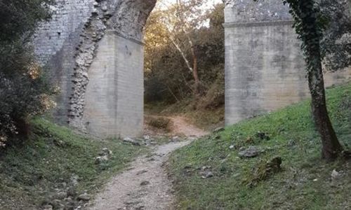 Vestiges de l'aqueduc romain dans les bois de Remoulins &agrave; l'aval du Pont du Gard - Avril en balade 2026