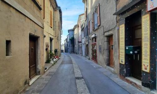La Grand'rue sur le chemin de R&eacute;gordane &agrave; G&eacute;nolhac