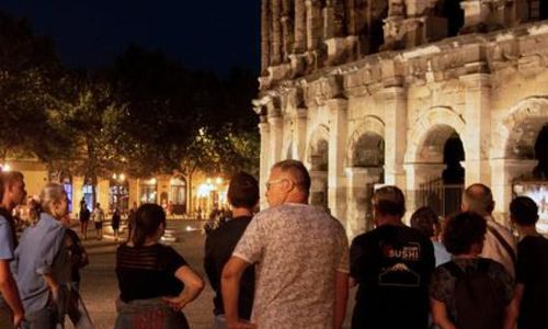 N&icirc;mes au clair de lune