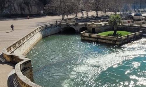 Une curiosit&eacute; naturelle au c&oelig;ur de la cit&eacute; n&icirc;moise : la source de la Fontaine