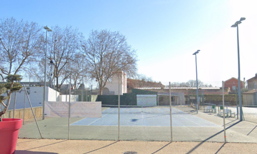 Terrain de tennis - Ar&egrave;nes d'Aimargues