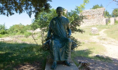Aire de Pique-nique du Parking du Camp de C&eacute;sar &agrave; Laudun-L'Ardoise