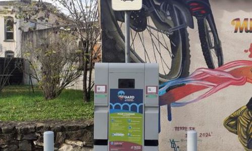 Borne de recharge v&eacute;hicule &eacute;lectrique