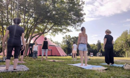 S&eacute;ance de yoga sur le site de Villeneuve en Sc&egrave;ne