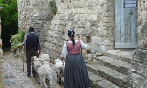 Animation dans les rues du vieux village