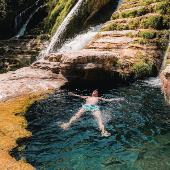 Les pieds dans l'eau