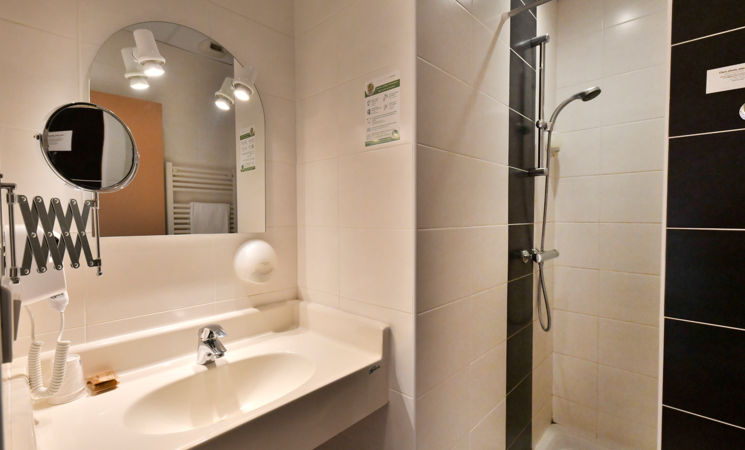 SALLE DE BAIN AVEC DOUCHE