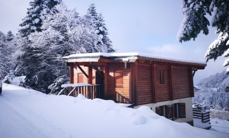 chalet vue à l'arrière en hiver