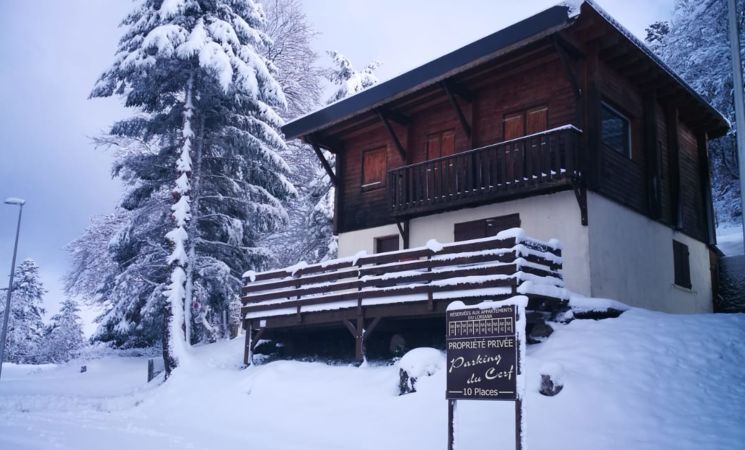 chalet en hiver / façade avant