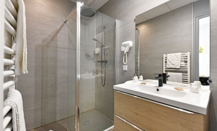 Douche et WC sépares
