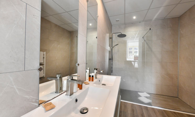 Grande salle de bains pour les familles