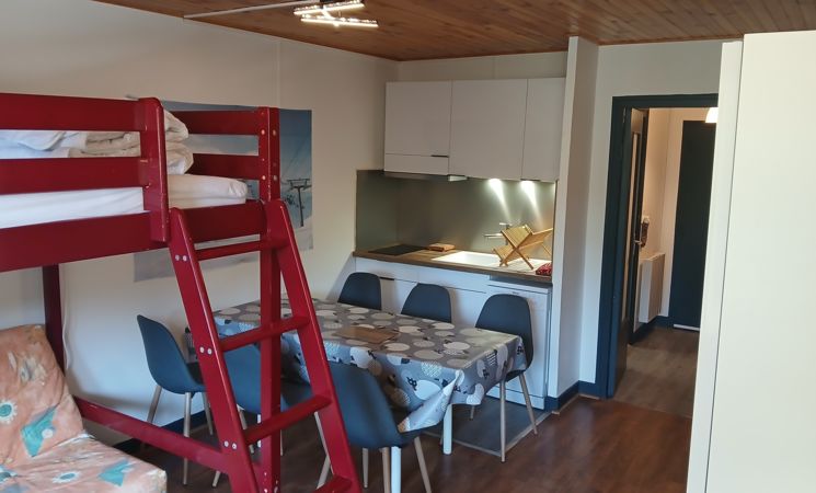 vue du salon avec cuisine