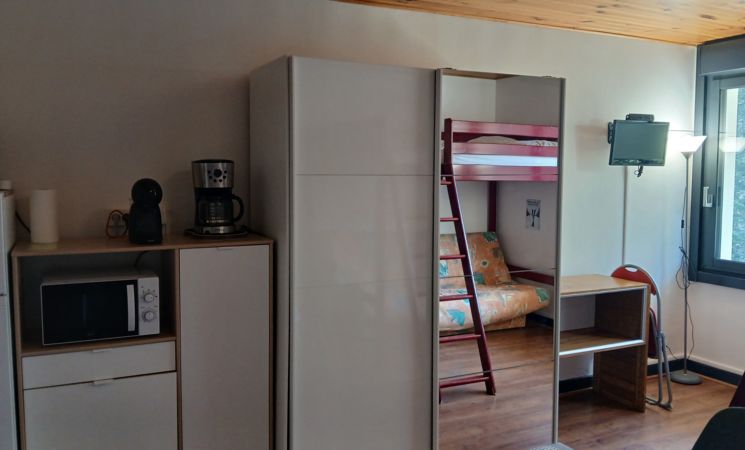 vue de l'armoire, meuble et frigo