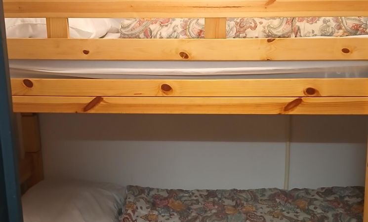 vue de l'armoire, meuble et frigo