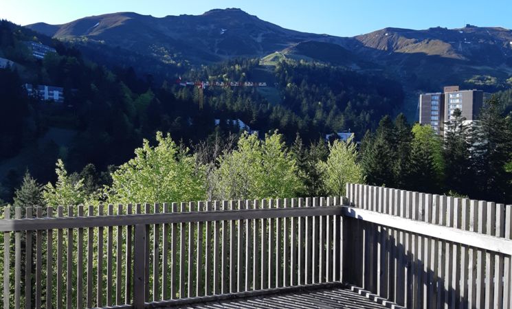 Terrasse. Vue sur les pistes de ski et plomb du Cantal