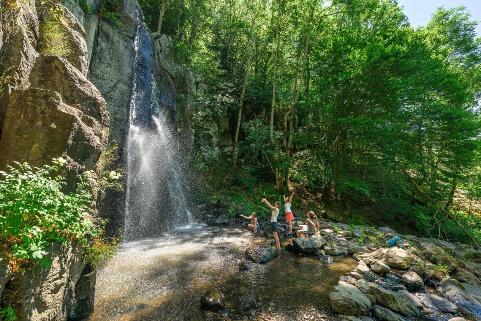 Cascade naturelle dans la forêt des Hautes Terres Tourisme.
