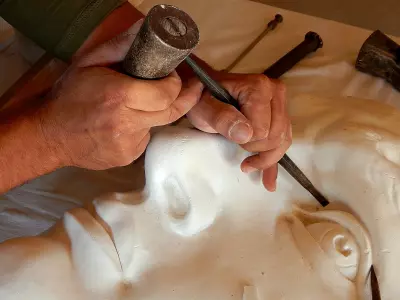 Gros_plan-atelier_sculpture_david_leger-800x600_credit-OTHautsTolosans (2)