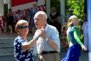 22925784-un-personnes-agees-couple-dansant-sur-le-danse-sol-actif-retraites-gratuit-photo