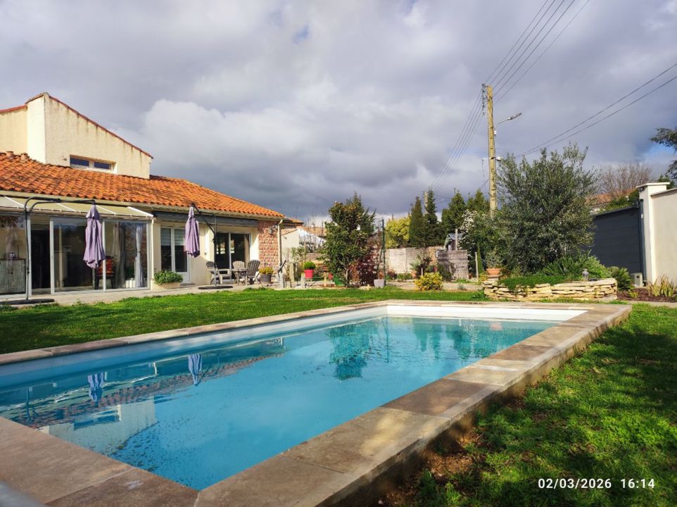Chambres d'hôtes Sauvian piscine vue maison