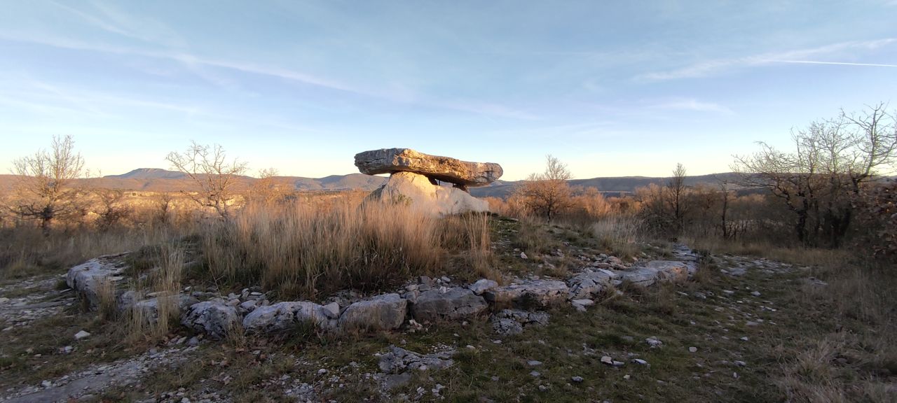 Lever de soleil au dolmen de la Prunarède