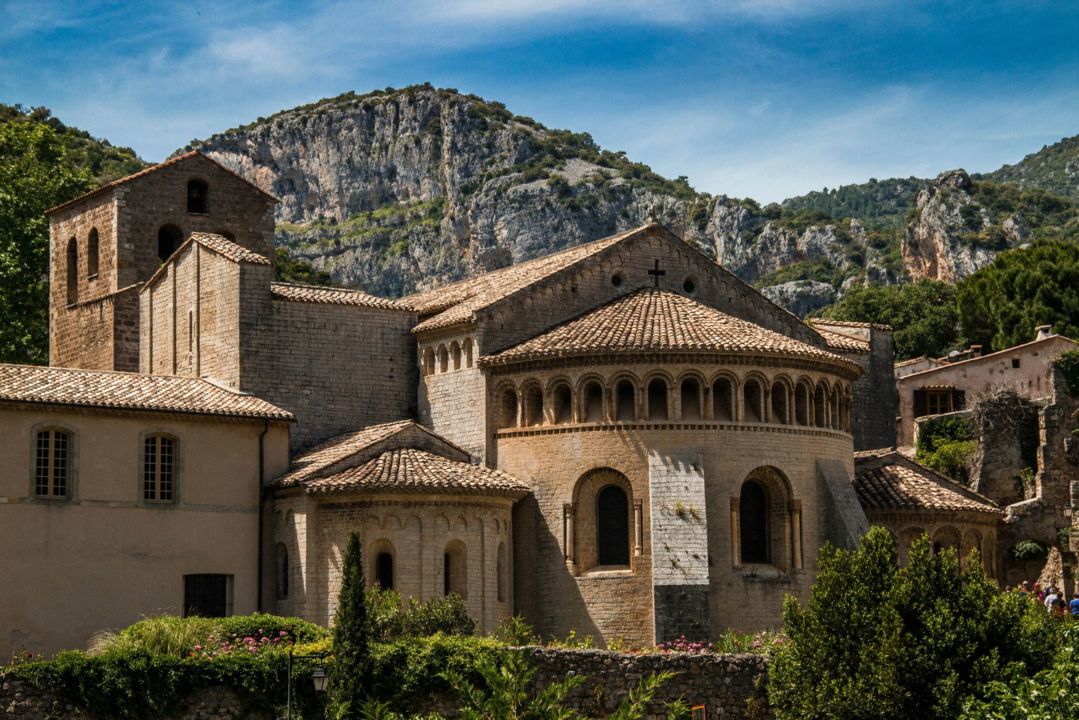 Extérieur_de_l'Abbaye_de_Gellone_à_Saint_guilhem_le_désert