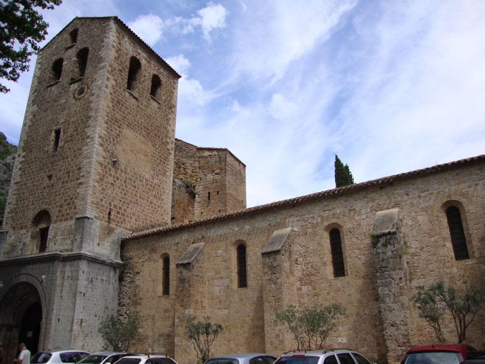 Saint-Guilhem-le-Désert_(Hérault,_Fr)_église,_place_de_la_Liberté,_vue_latérale