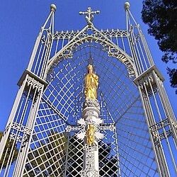 Sanctuaire_Notre-Dame_du_Dimanche_-_croix_chargée_d'une_Vierge