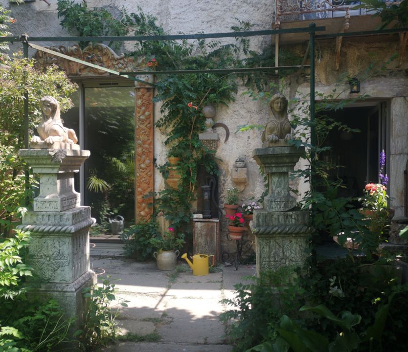 St Pons, Une chambre au jardin. Facade plan rapproché