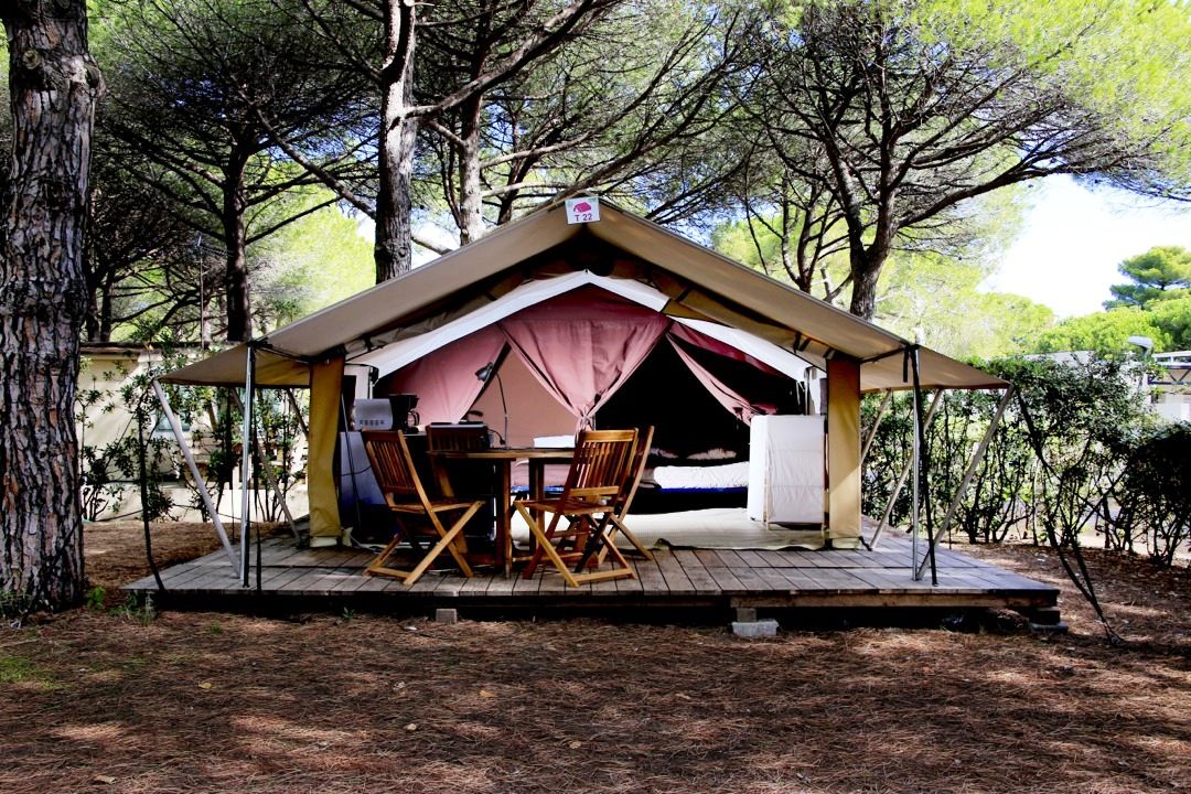 Camping La Tama - Tente ouverte avec terrasse