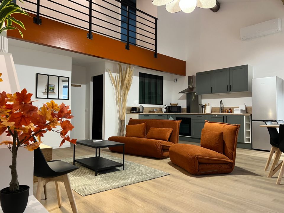 Vaste pièce de vie et sa mezzanine