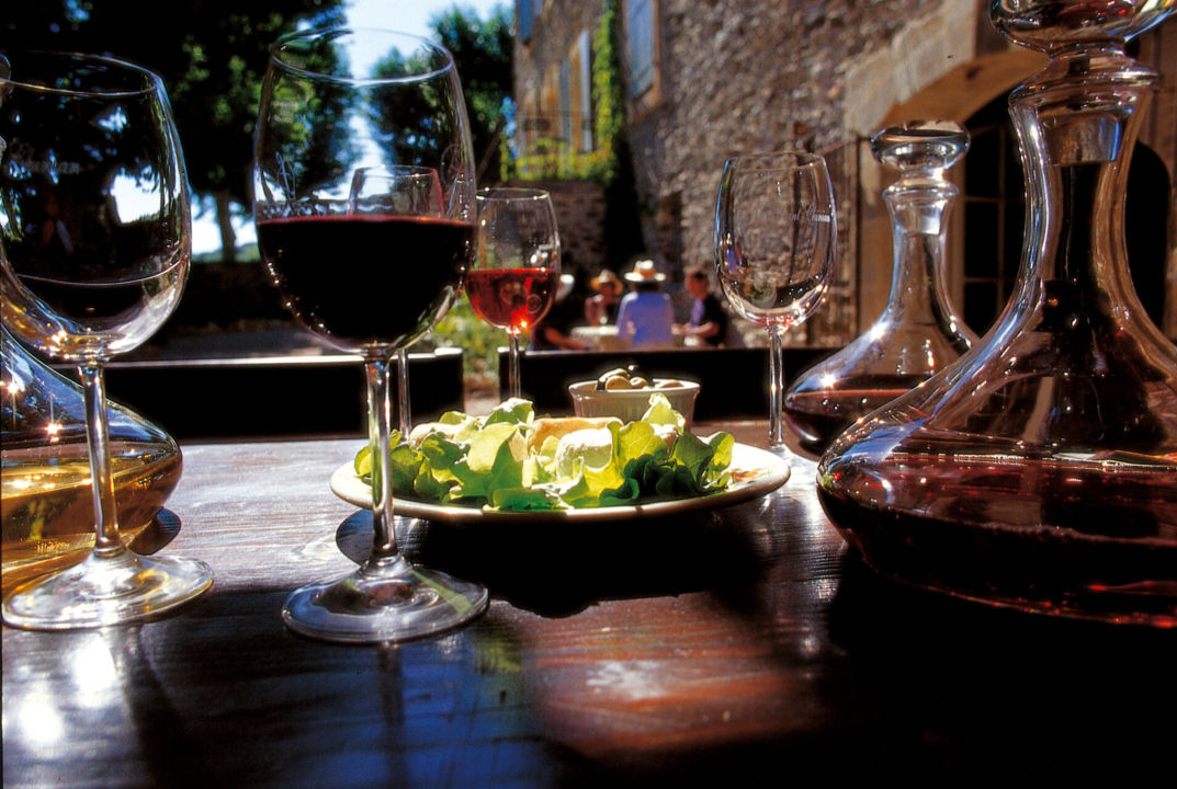 Vin-table-exterieur-Pays-C-Deschamps
