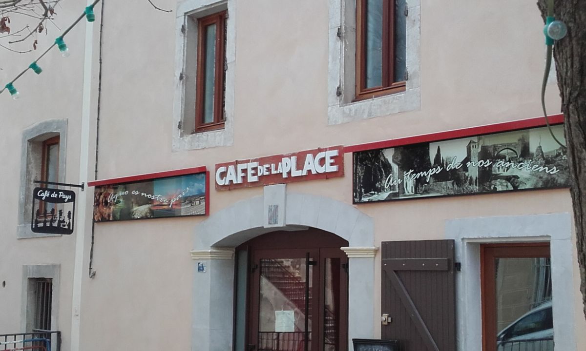 Café de la Place façade