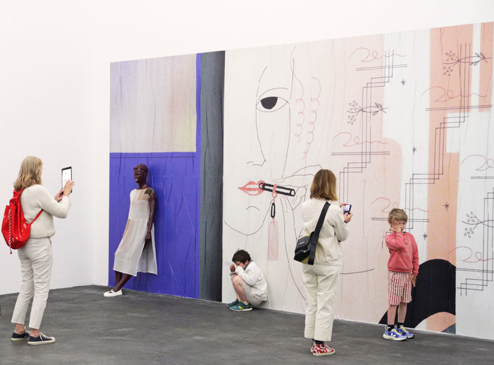 DÉCOUVERTE EN FAMILLE DANS L’EXPOSITION « PLASTIC NEWSPAPER » DE LUCY MCKENZIE.