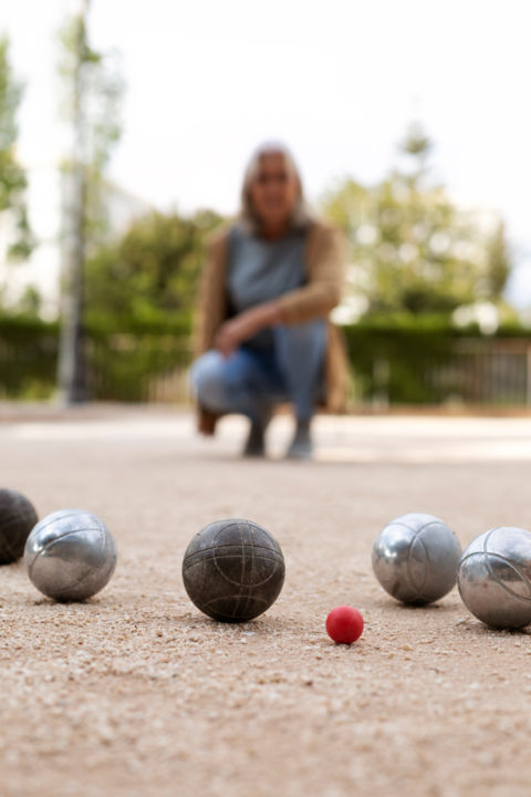 elderly-friends-playing-petanque