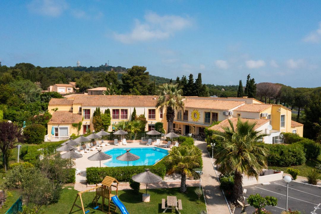 Hôtel Hélios 3 étoiles au Cap d'Agde - Piscine et jardin