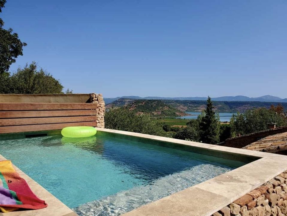 Piscine. Vue panoramique lac et montagne.