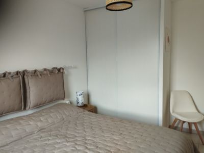 chambre : lit et placard