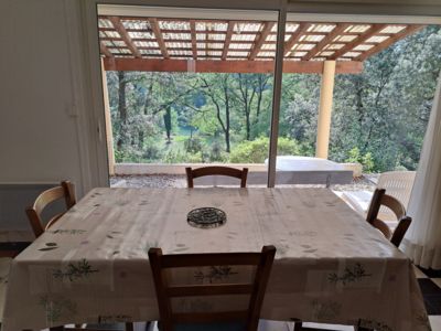 Salle à manger- vue sur l'Hérault