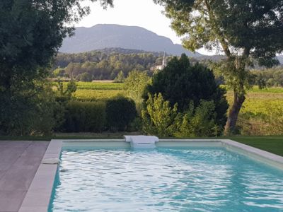 Piscine vue sur le pic St Loup