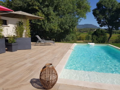 Les extérieurs. piscine partagée avec les propriétaires