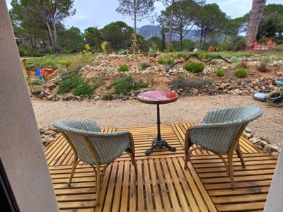 Une des terrasses de chambre vue sur jardin