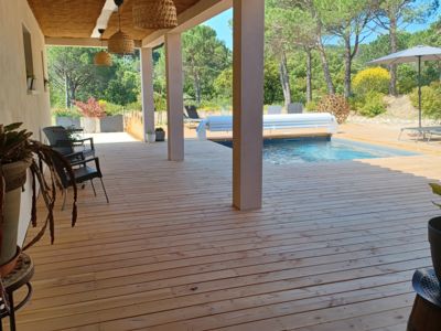 terrasse couverte a l ombre vue sur piscine
