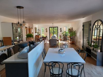 Côté repas cuisine vue sur salon