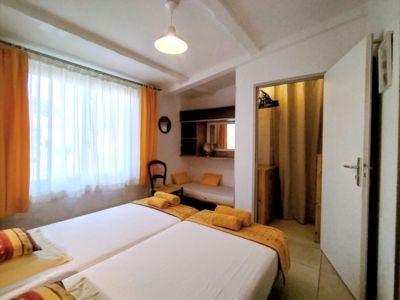 La chambre jaune et son petit dressing_9