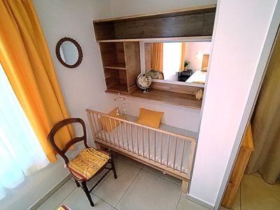 Le lit escamotable bébé avec barrière_12