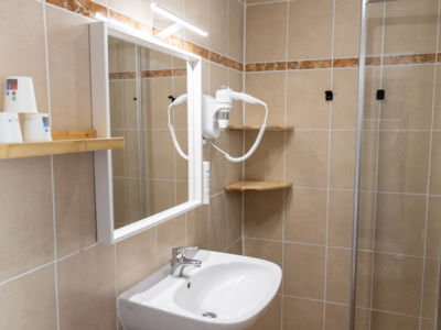 Hôtel Les Rocailles à Montagnac - Salle de bain_4